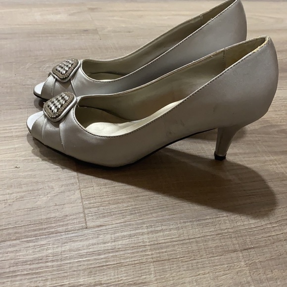 Easy Street Alive 5 Silver Shoes | Size 7 - Picture 2 of 9